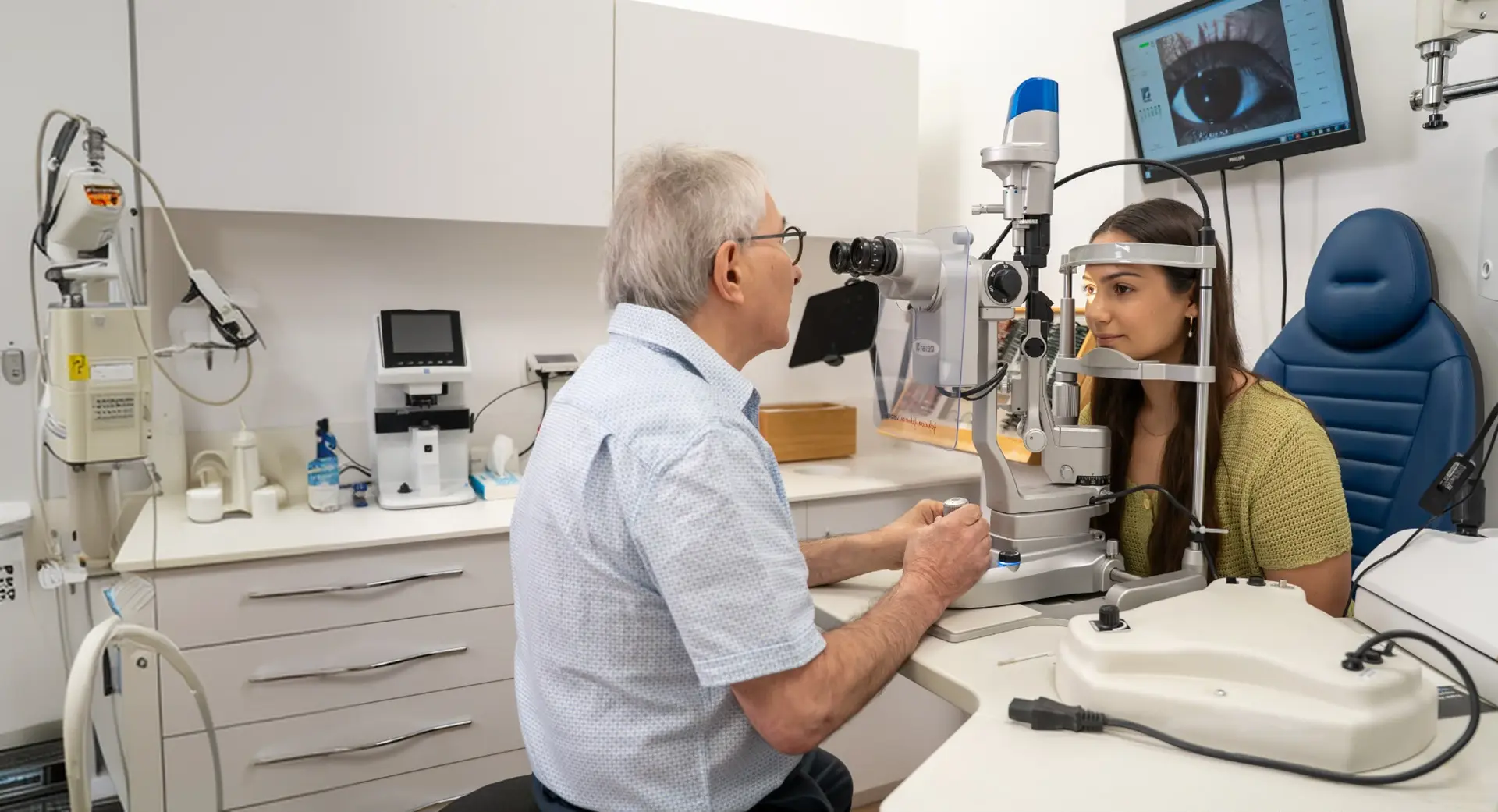 Optometrist Ivan Hare performing a computerised eye examination with ZEISS instrumentation